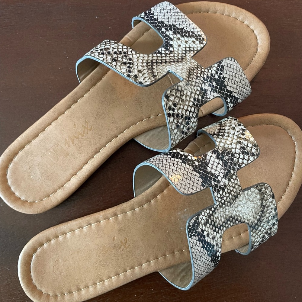 Vestique sandals